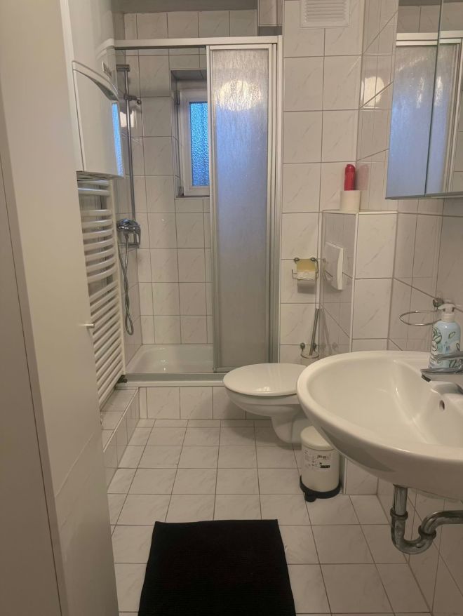 Lovely 4 Bedroom Apartment Located In Düsseldorf - 1