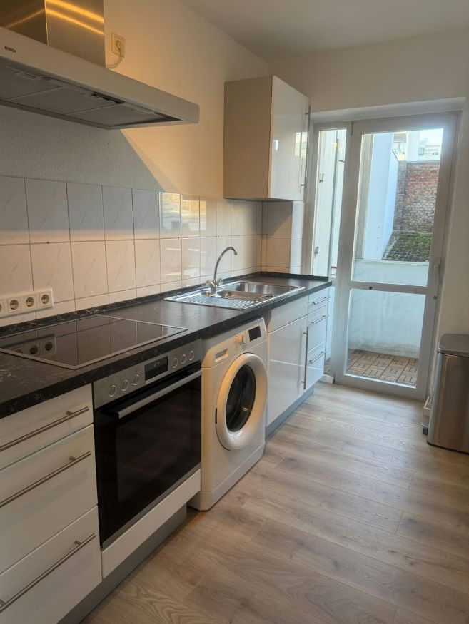 Lovely 4 Bedroom Apartment Located In Düsseldorf - 2
