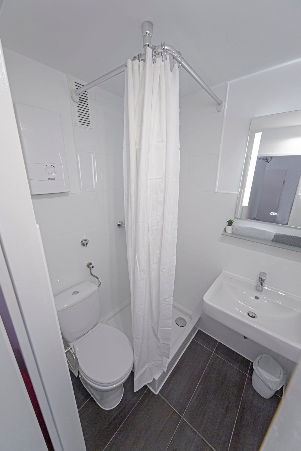 Düsseldorf Freshly Renovated And Quiet Apartment To The Inner Courtyard Central With Balcony - 14