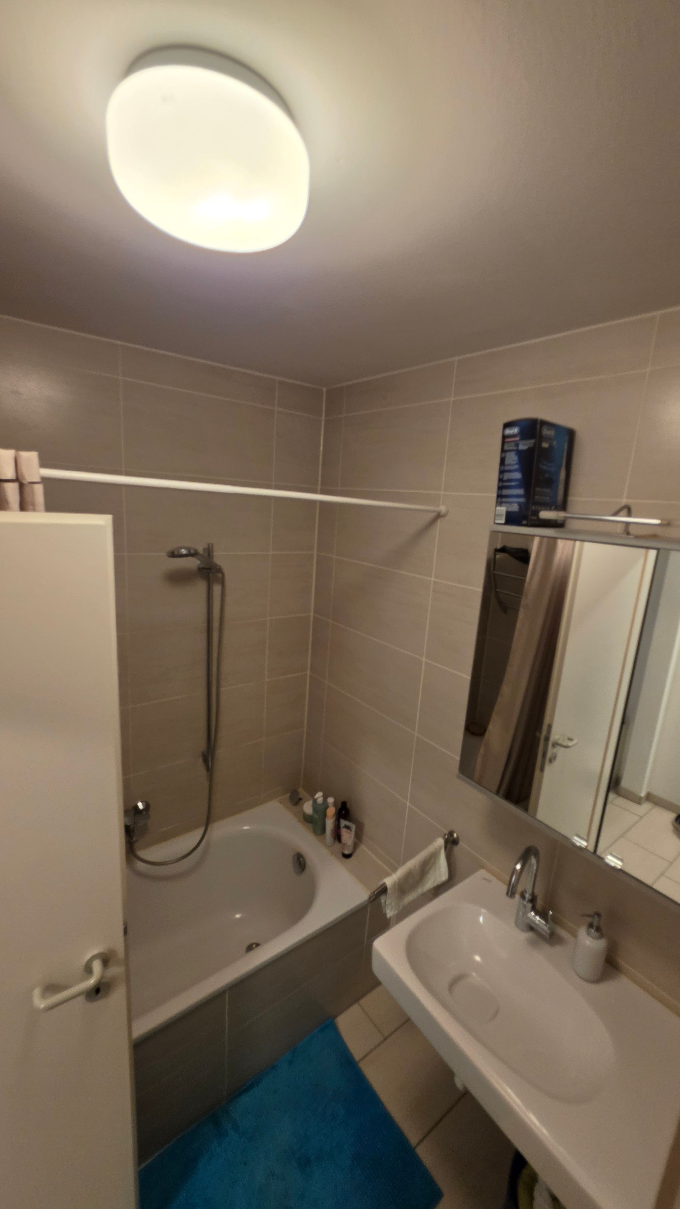 Modernisierte & Voll Möblierte 2-Zimmer-Wohnung Mit Balkon & Tiefgarage – Innenstadt Siegburg - 2