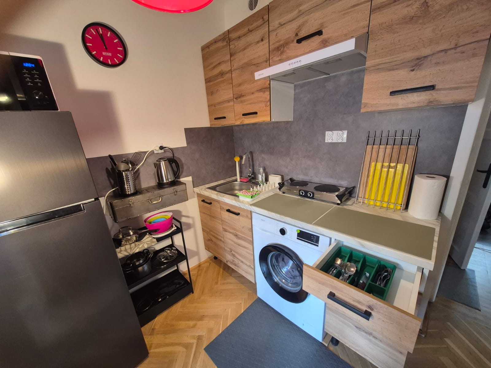 Room 3 At Solidarności 88 Street - 6