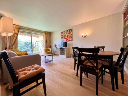Appartement 2 chambres de 70 m² Neuilly sur Seine Vue sur cour arborée et calme, balcon filant