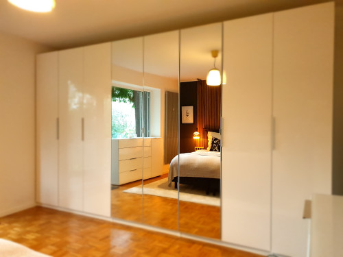 Furnished + Parking: Central Location. Stylish Apartment + Garden, Designed for Comfortable Living