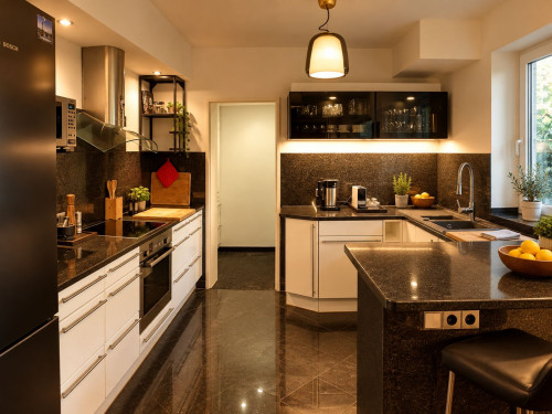 Furnished + Parking: Central Location. Stylish Apartment + Garden, Designed for Comfortable Living - Gallery - 9