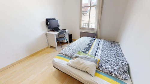 Room in Rue Pierre Dupont, Saint-Fons for 75 m² with 4 bedrooms