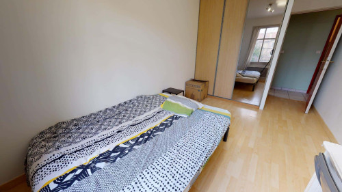 Room in Rue Pierre Dupont, Saint-Fons for 75 m² with 4 bedrooms
