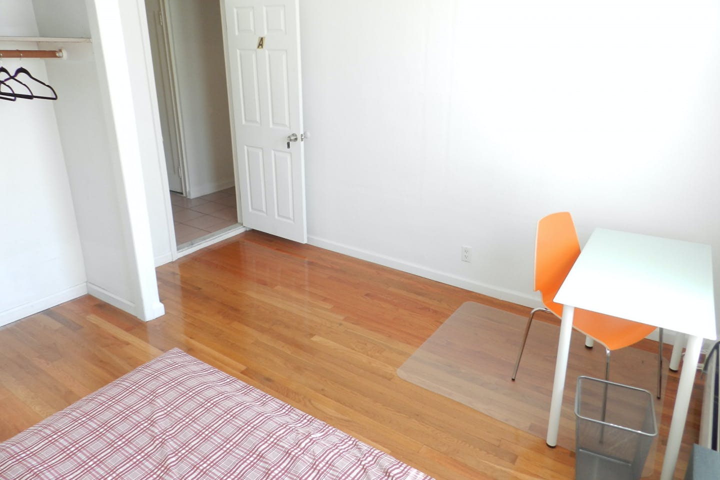  Room A  -  Classic Apt. w/ Workspace  - Gallery -  8