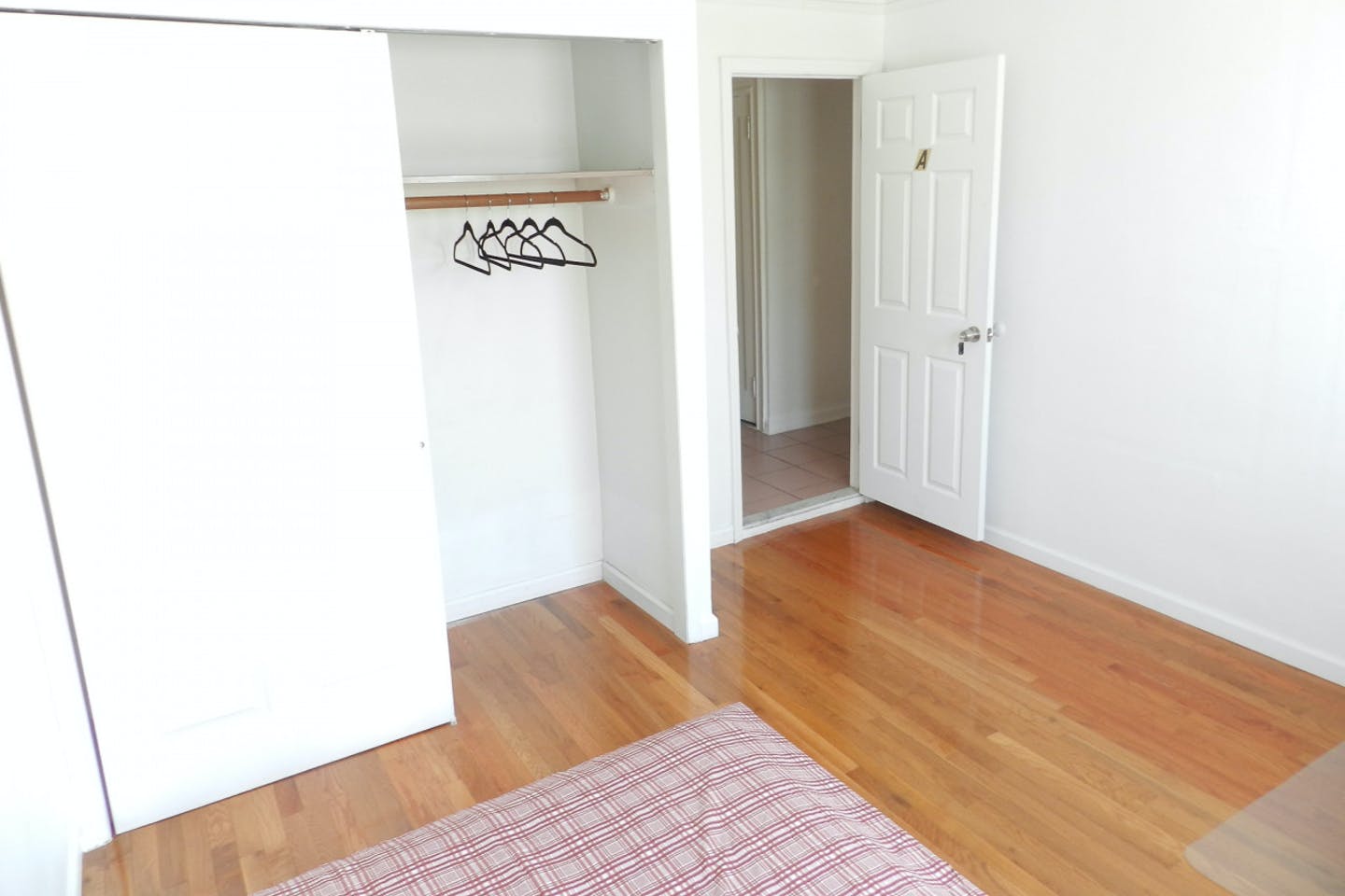  Room A  -  Classic Apt. w/ Workspace  - Gallery -  7