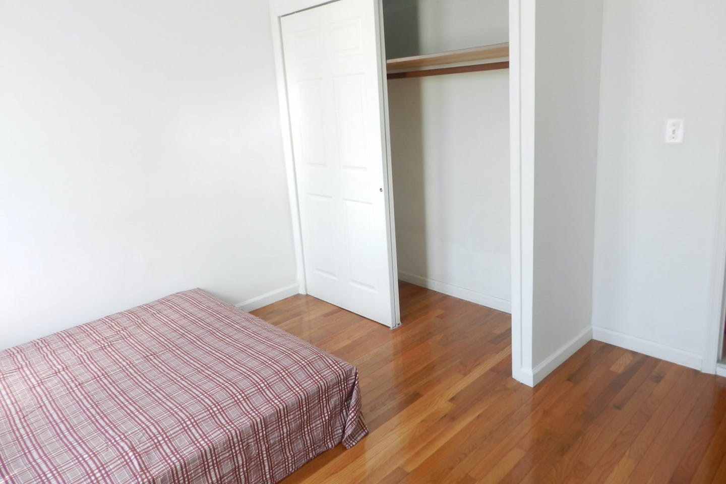  Room A  -  Classic Apt. w/ Workspace  - Gallery -  3