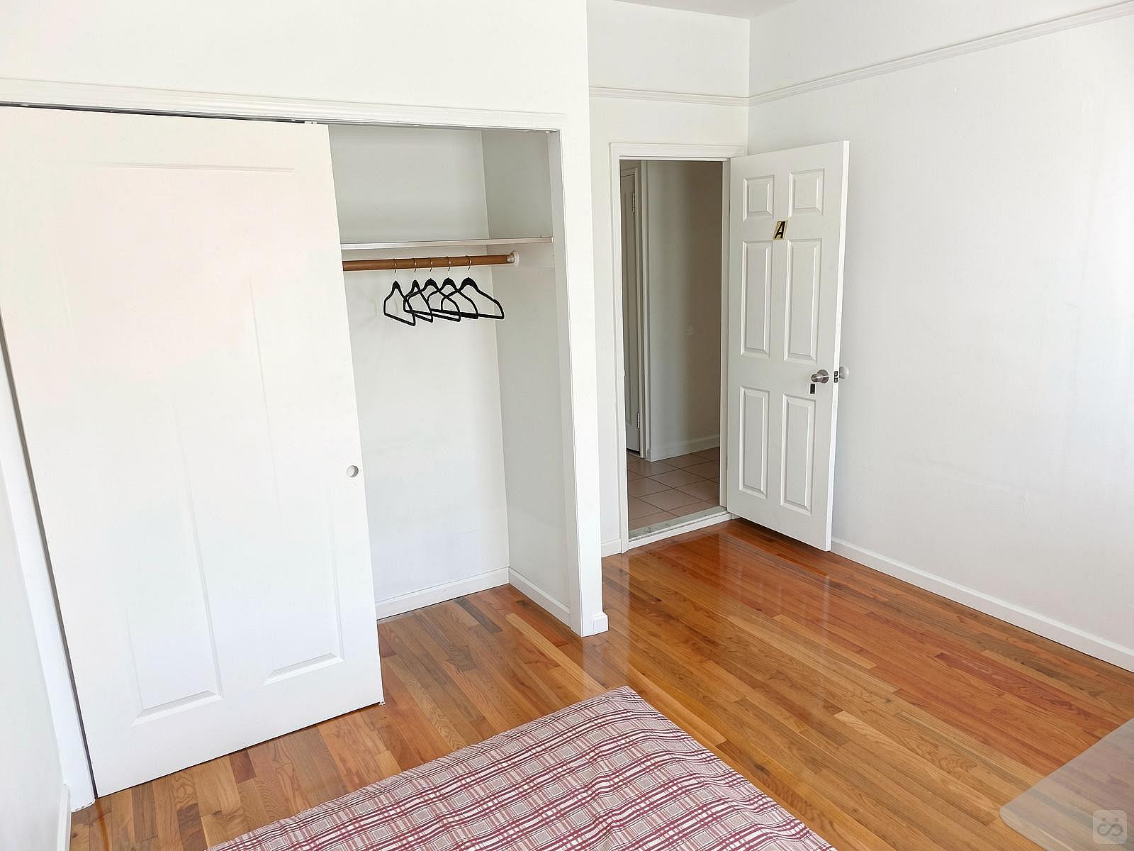  Room A  -  Classic Apt. w/ Workspace  - Gallery -  55