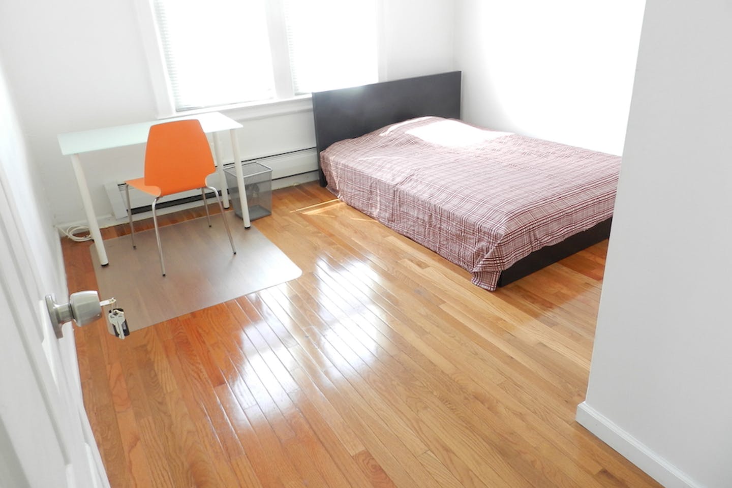  Room A  -  Classic Apt. w/ Workspace  - Gallery -  1