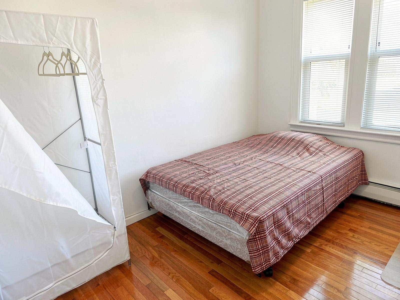  Room B  -  Classic Apt. w/ Workspace  - Gallery -  44