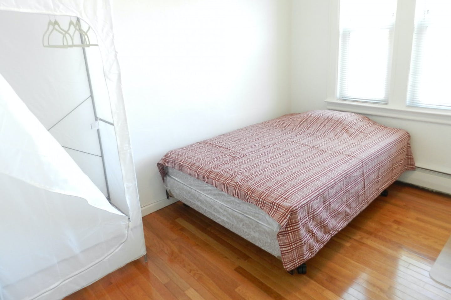  Room B  -  Classic Apt. w/ Workspace  - Gallery -  2