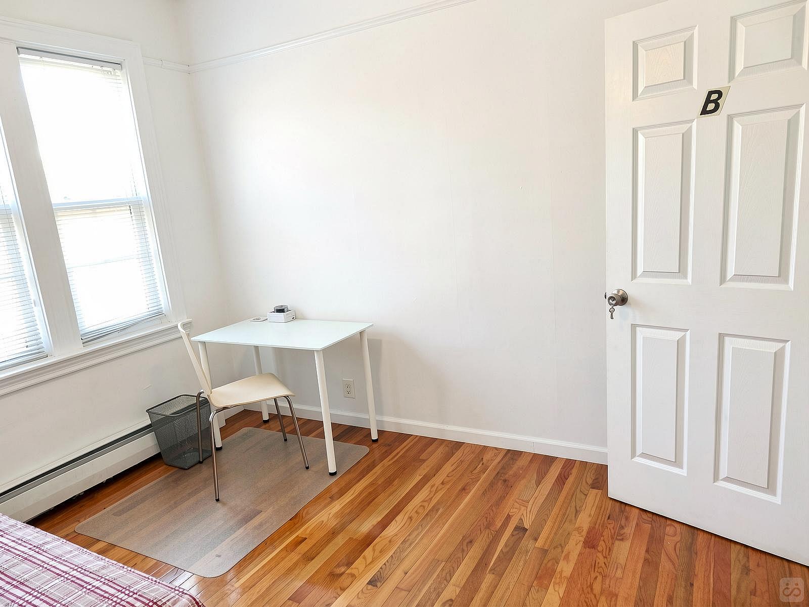  Room B  -  Classic Apt. w/ Workspace  - Gallery -  43