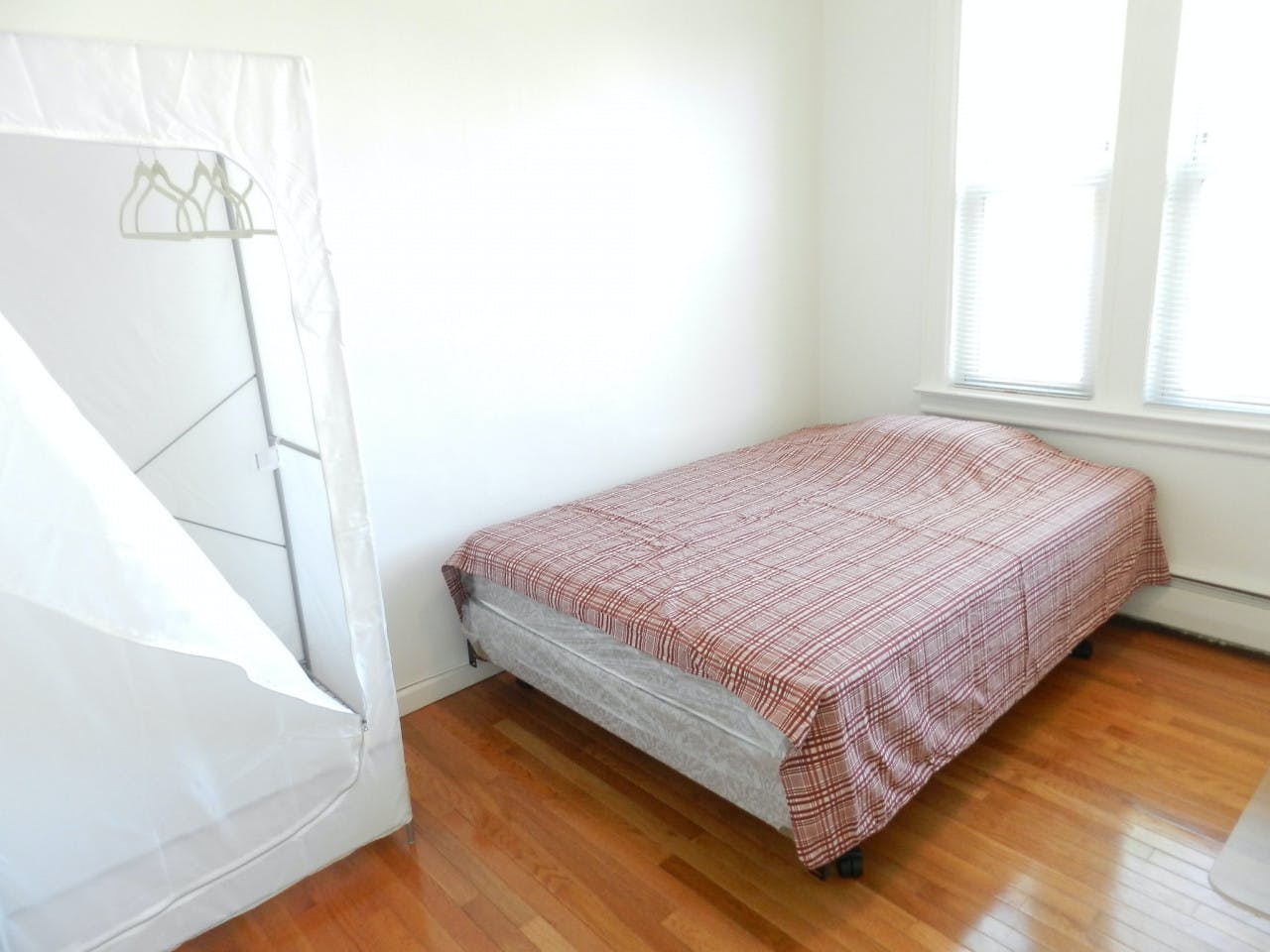  Room B  -  Classic Apt. w/ Workspace  - Gallery -  9