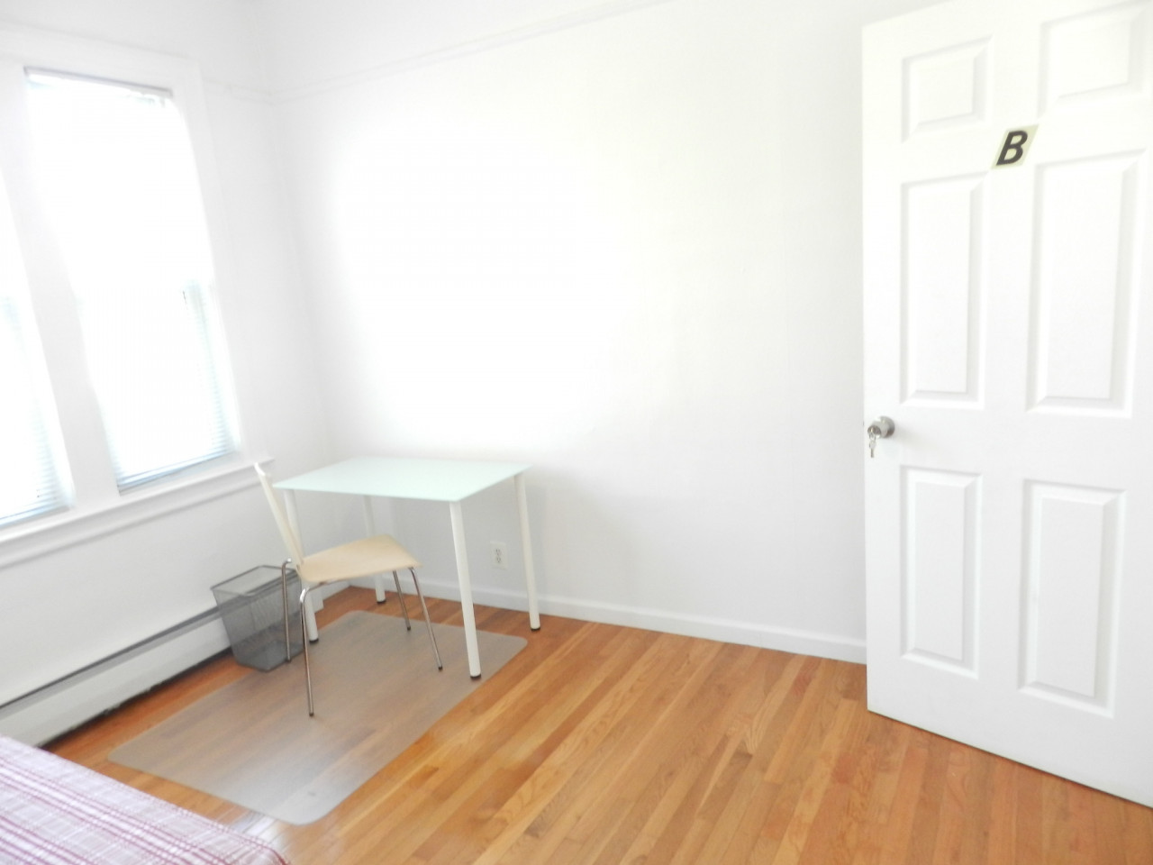  Room B  -  Classic Apt. w/ Workspace  - Gallery -  26