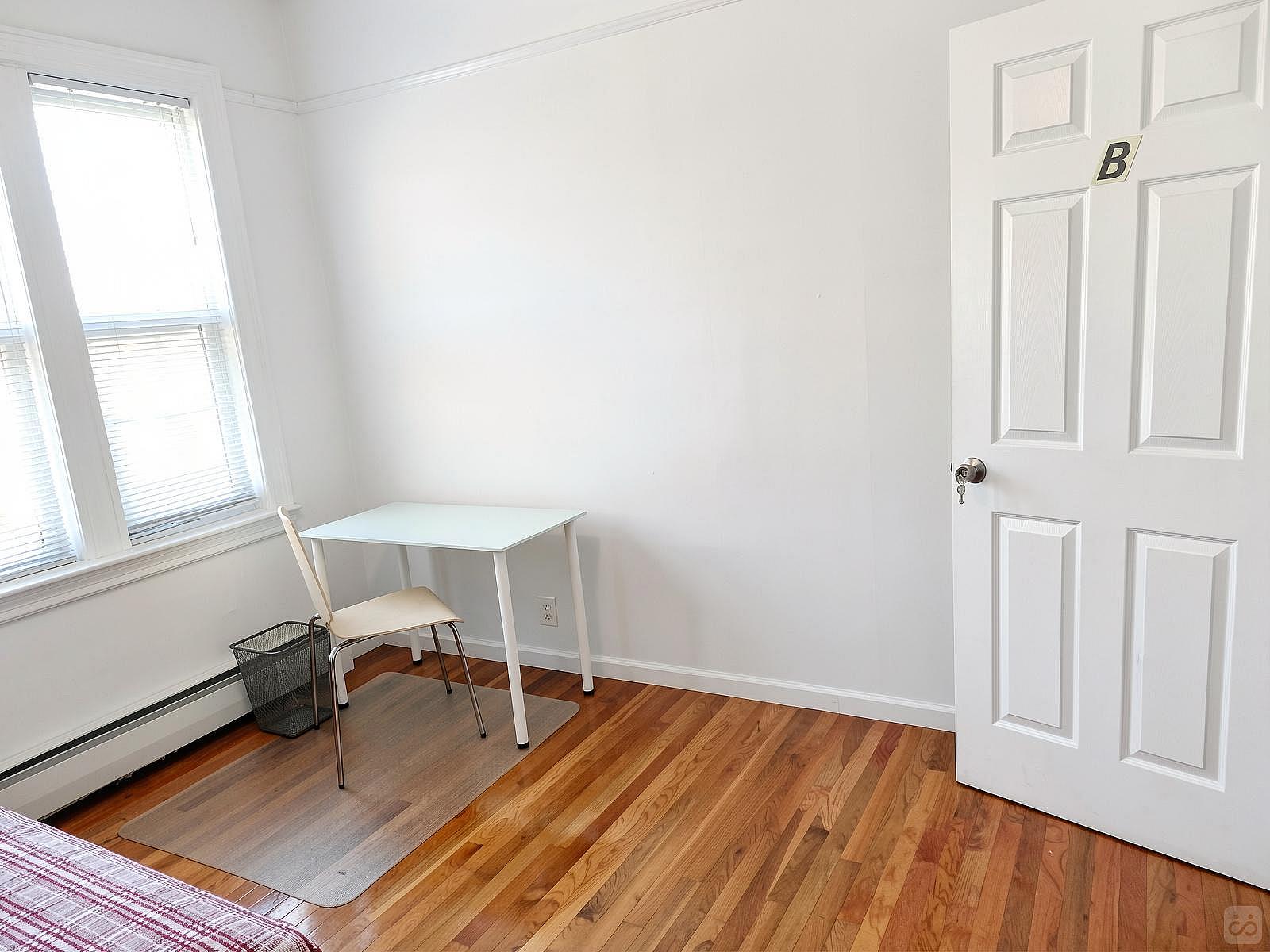  Room B  -  Classic Apt. w/ Workspace  - Gallery -  47