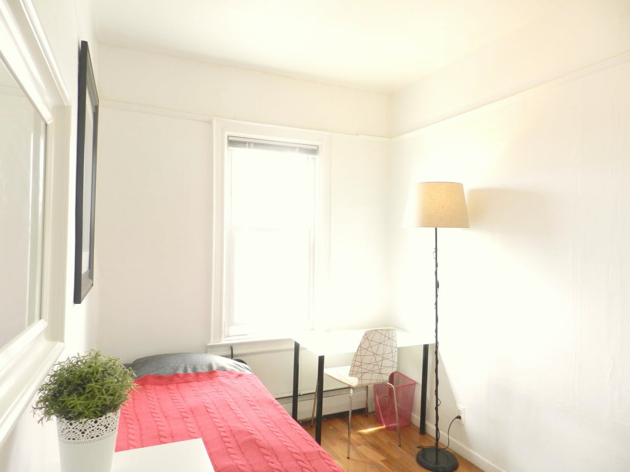  Room C  -  Classic Apt. w/ Workspace  - Gallery -  11