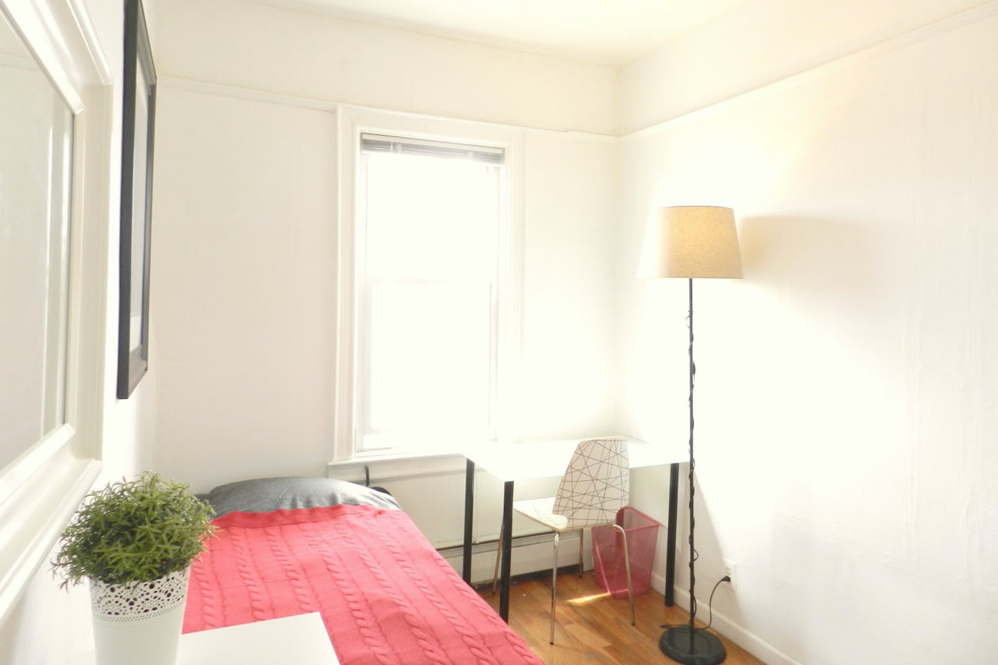  Room C  -  Classic Apt. w/ Workspace  - Gallery -  2