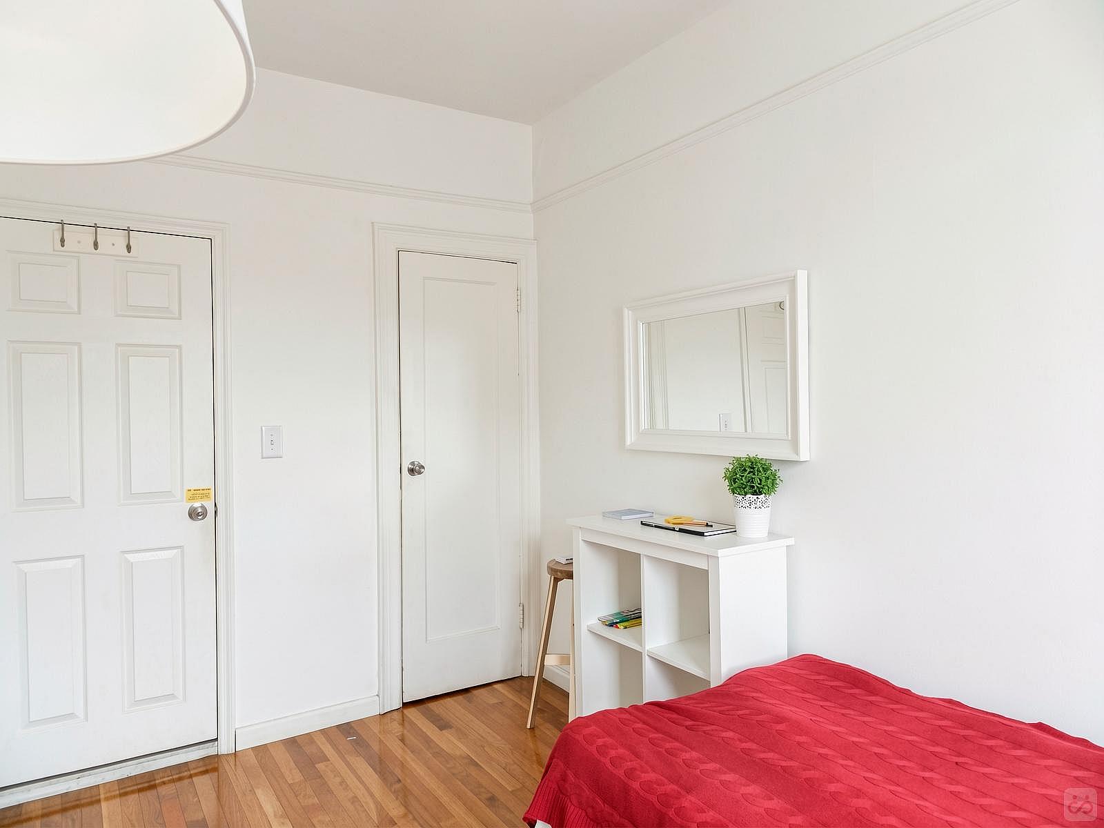  Room C  -  Classic Apt. w/ Workspace  - Gallery -  57