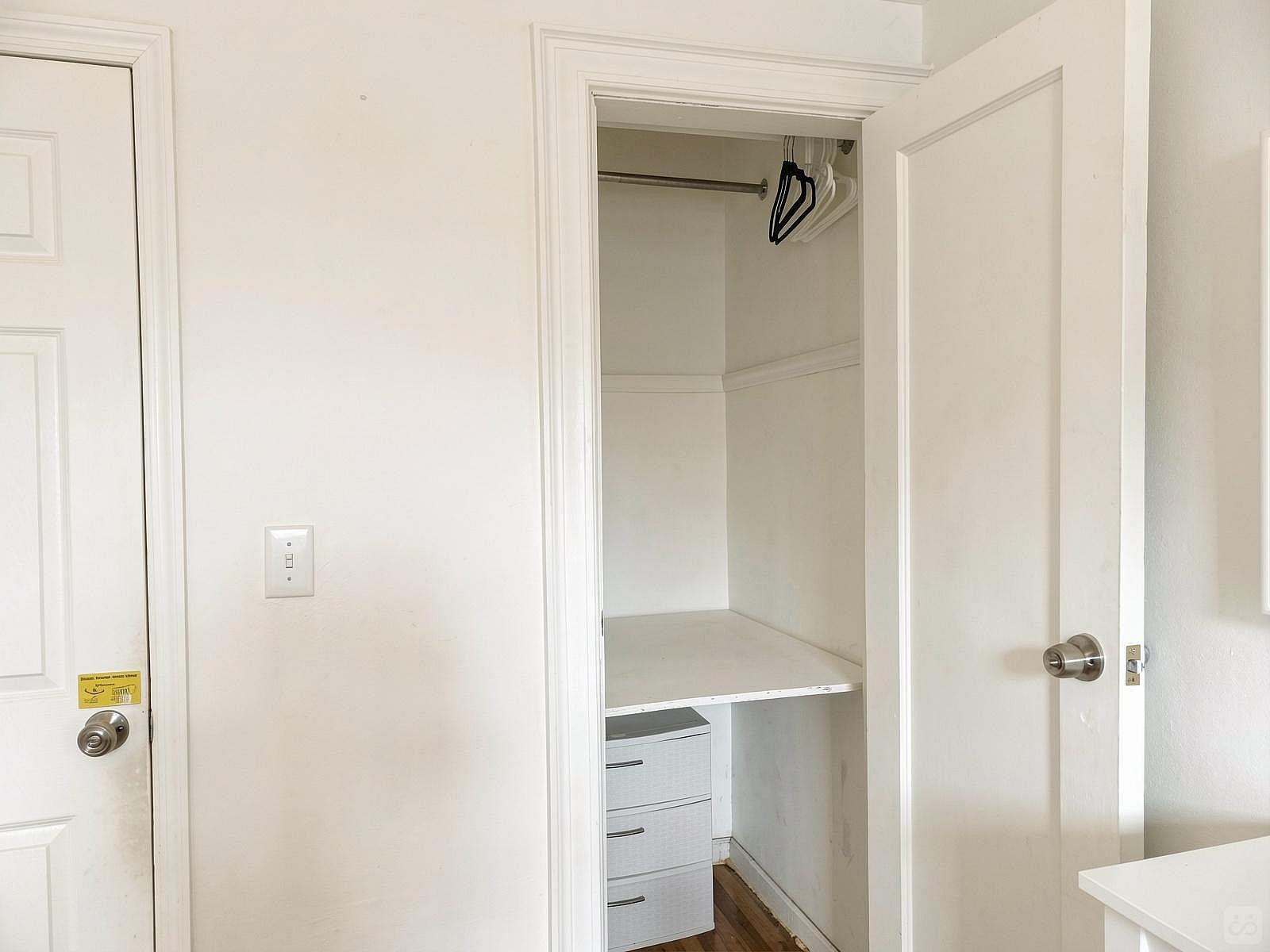  Room C  -  Classic Apt. w/ Workspace  - Gallery -  61