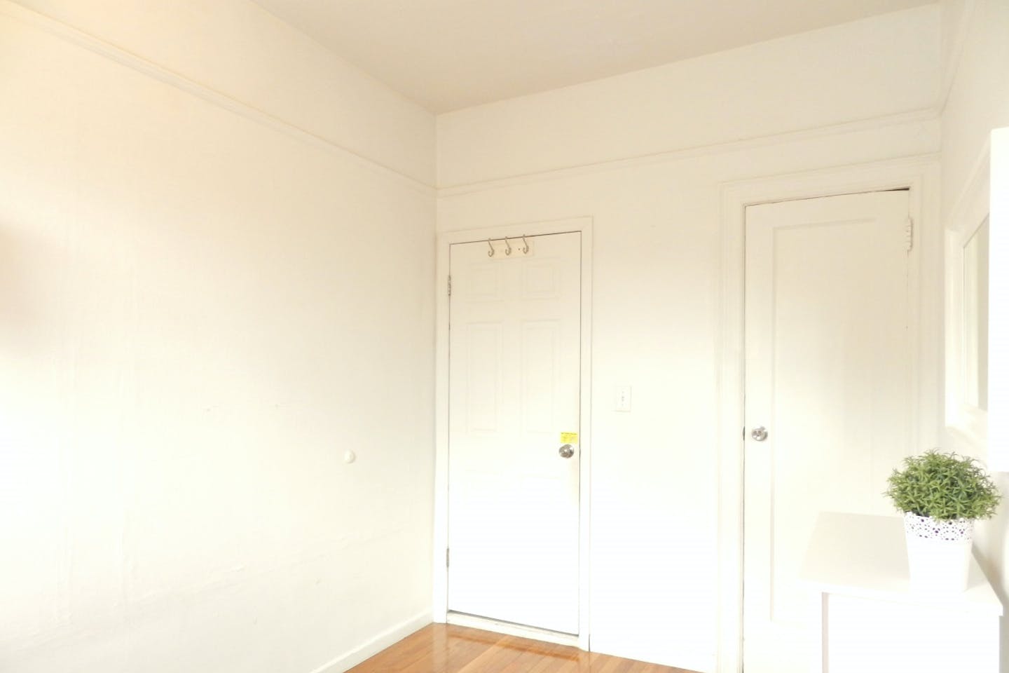  Room C  -  Classic Apt. w/ Workspace  - Gallery -  9