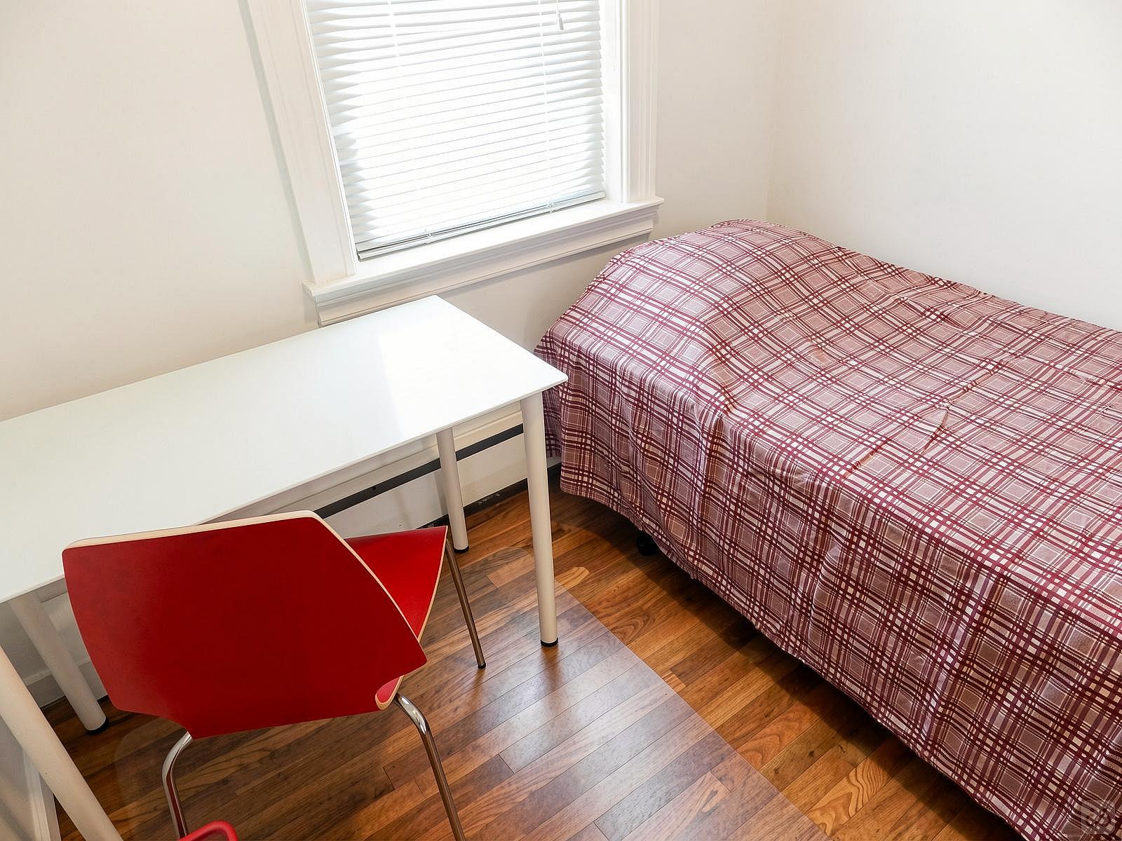  Room D  -  Classic Apt. w/ Workspace  - Gallery -  35