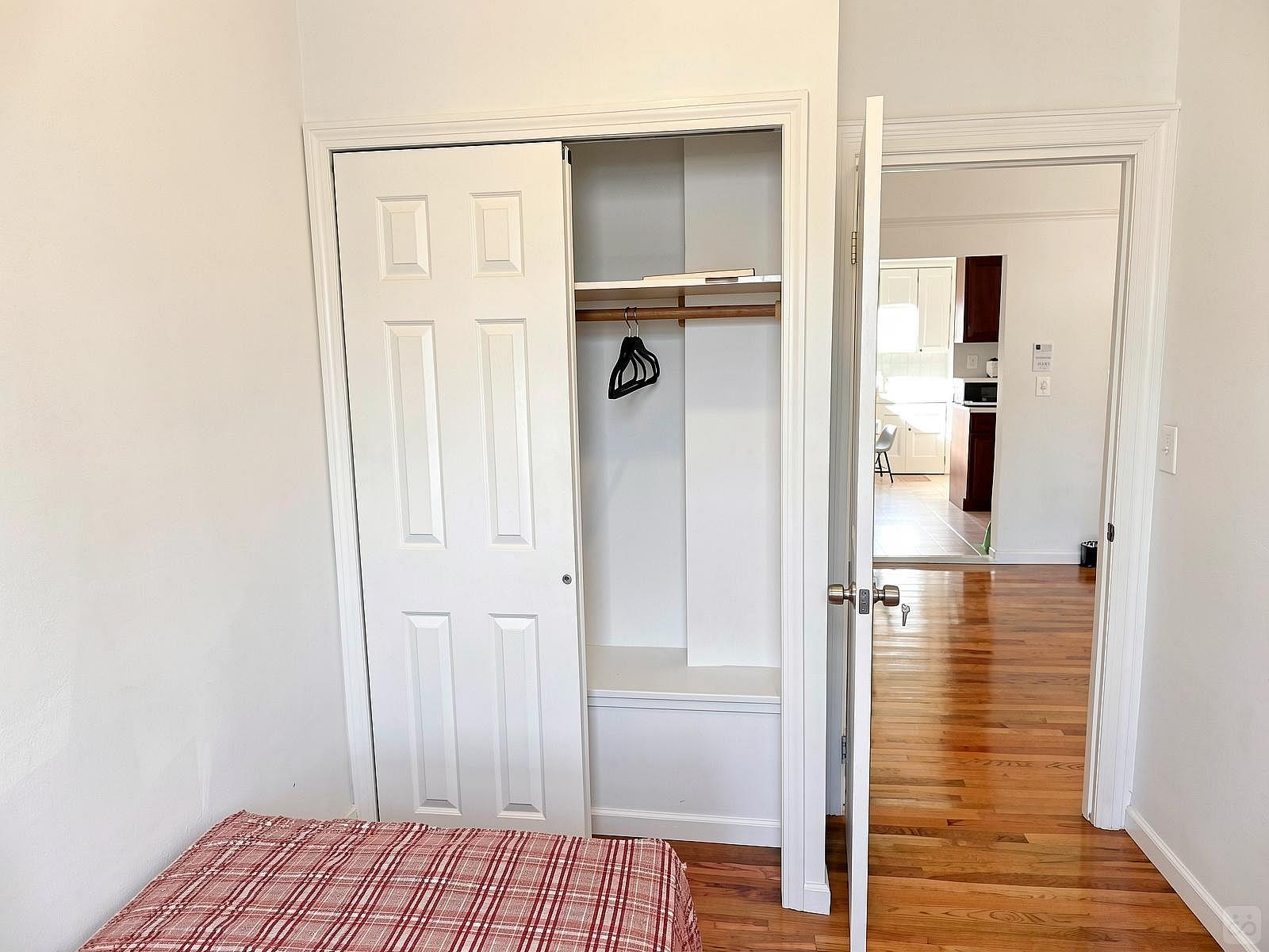  Room D  -  Classic Apt. w/ Workspace  - Gallery -  32