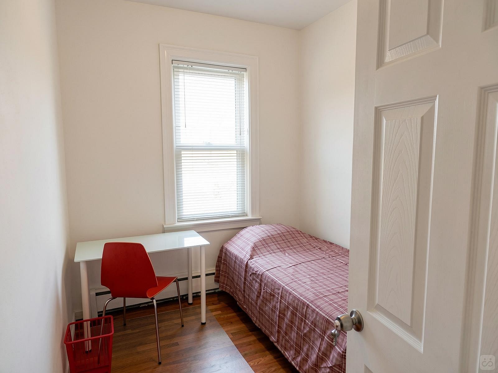  Room D  -  Classic Apt. w/ Workspace  - Gallery -  33