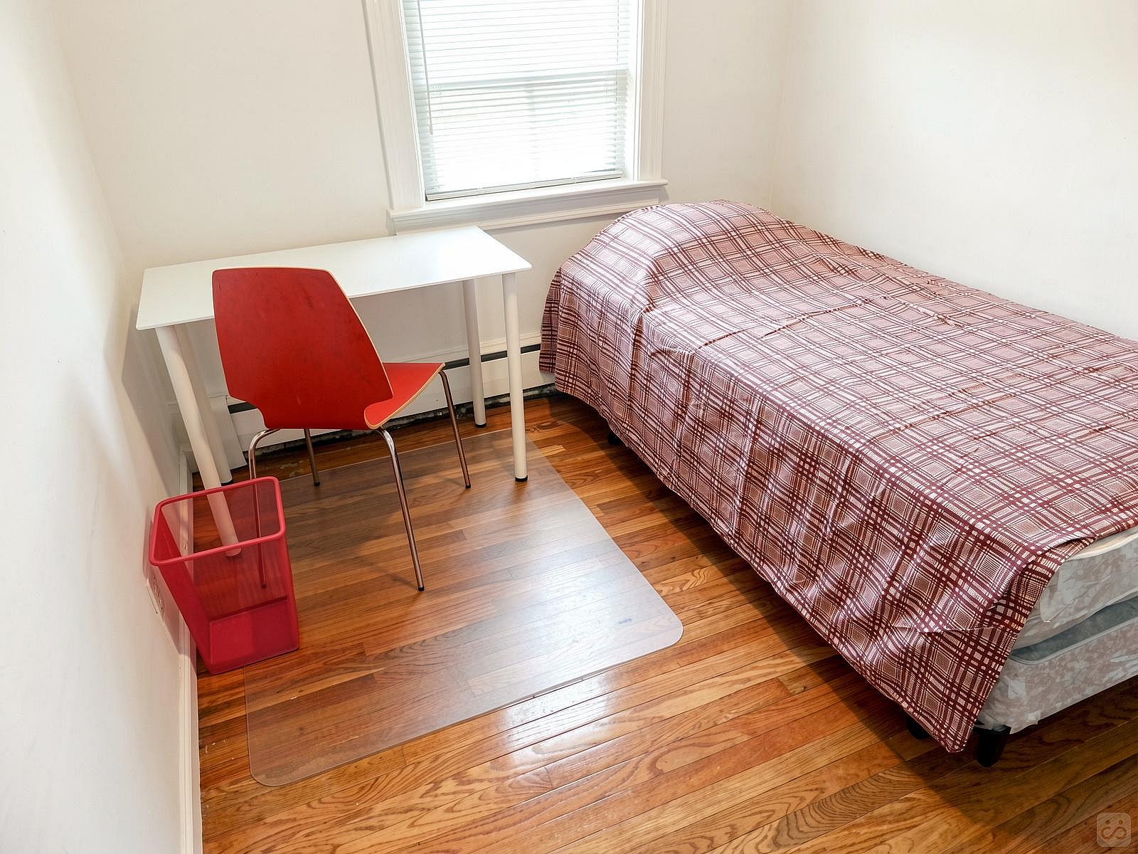  Room D  -  Classic Apt. w/ Workspace  - Gallery -  34