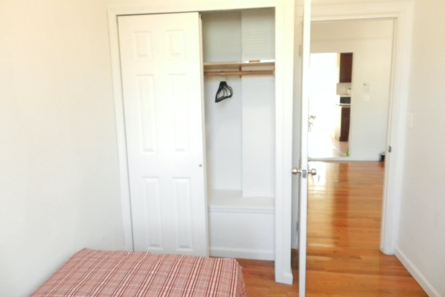  Room D  -  Classic Apt. w/ Workspace  - Gallery -  2