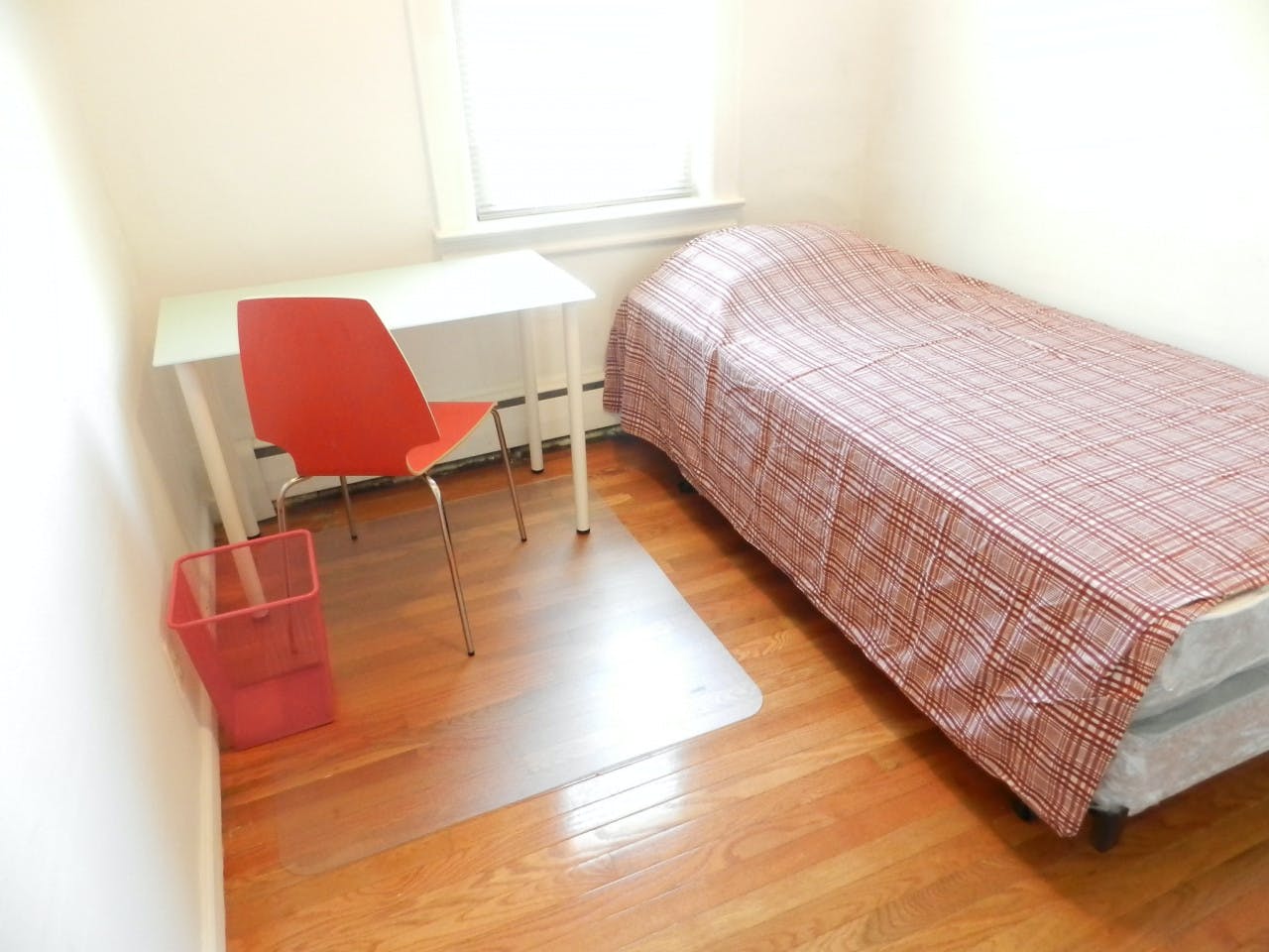  Room D  -  Classic Apt. w/ Workspace  - Gallery -  9