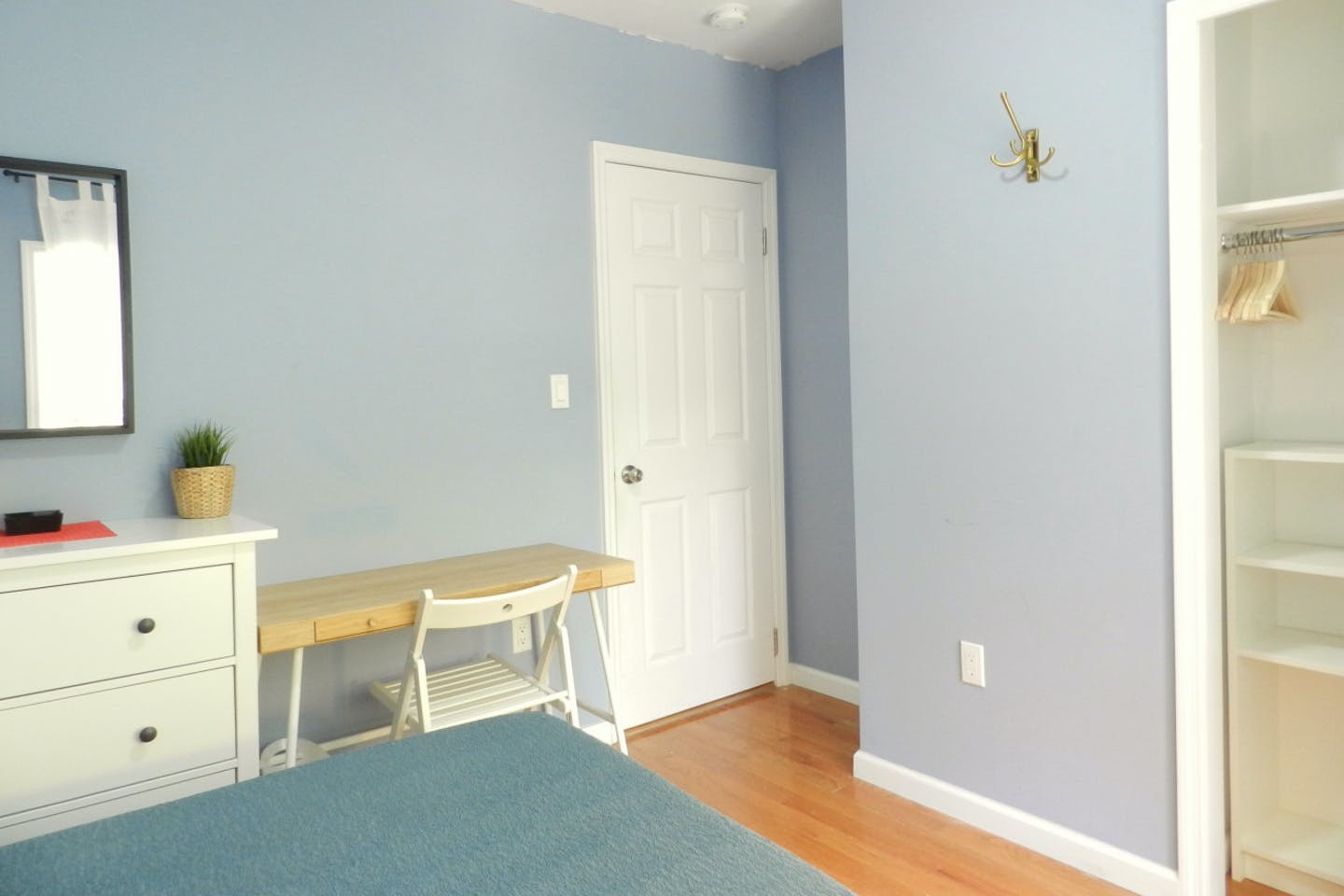  Room B  -  Cozy Townhouse w/ Workspace  - Gallery -  6