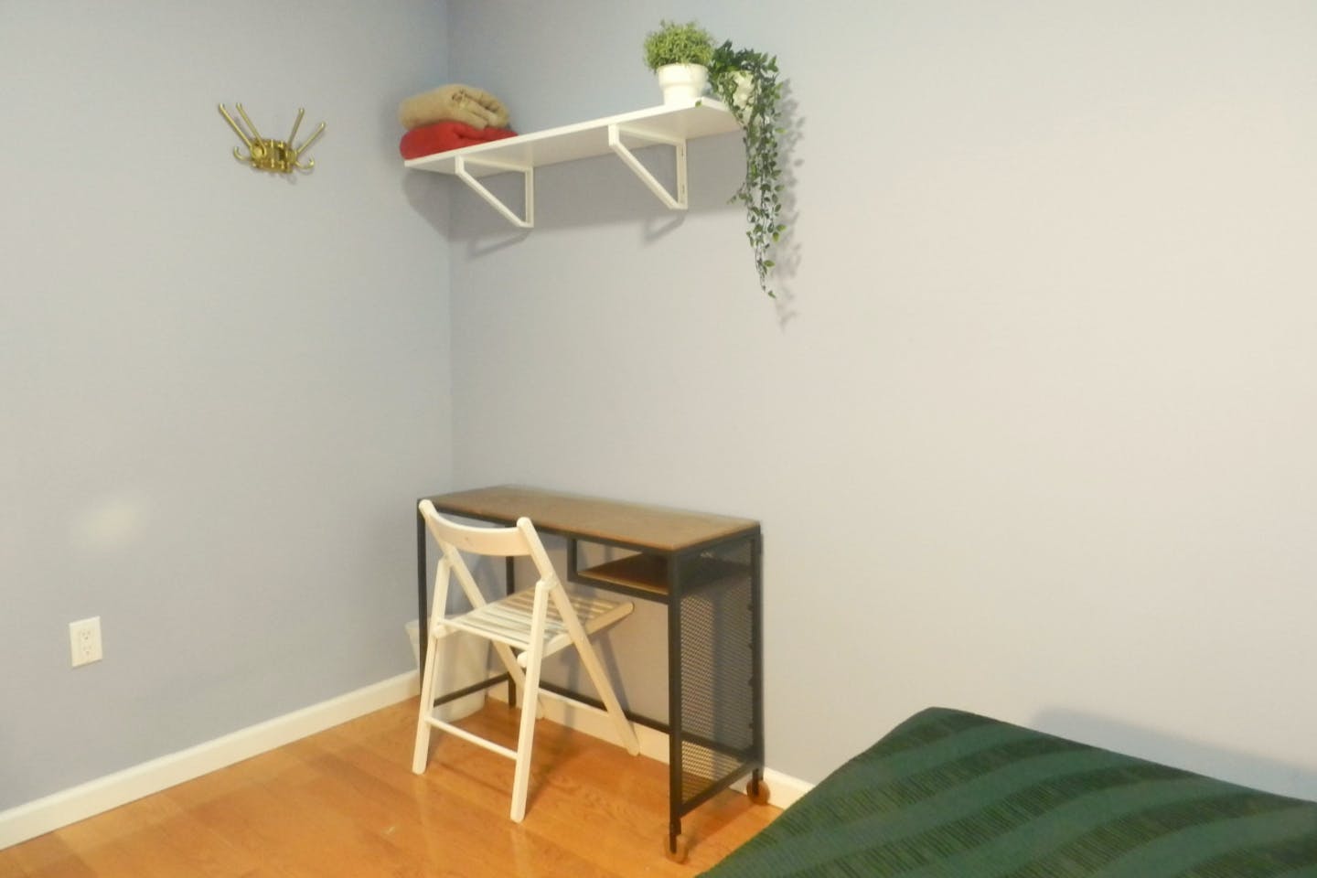  Room D  -  Cozy Townhouse w/ Workspace  - Gallery -  6