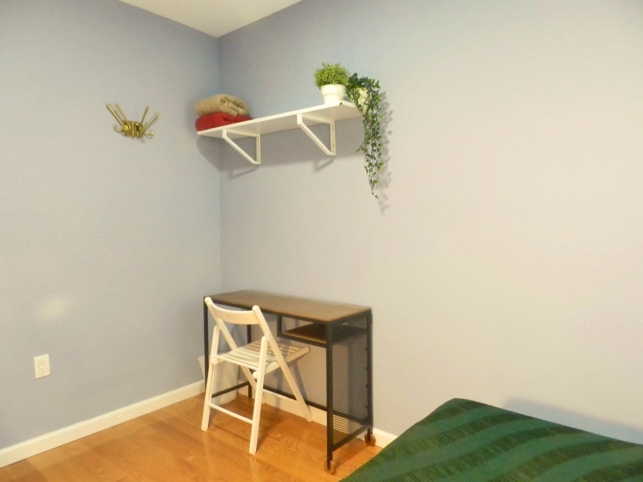  Room D  -  Cozy Townhouse w/ Workspace  - Gallery -  18