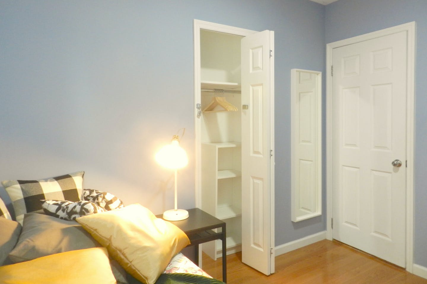  Room D  -  Cozy Townhouse w/ Workspace  - Gallery -  4