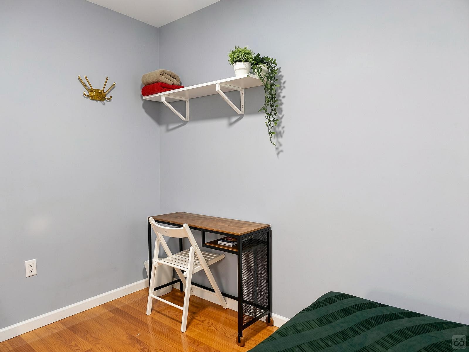  Room D  -  Cozy Townhouse w/ Workspace  - Gallery -  36