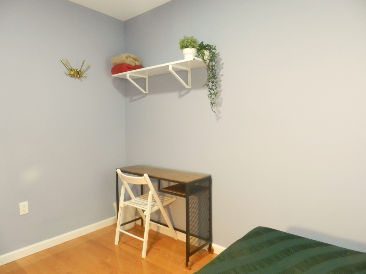  Room D  -  Cozy Townhouse w/ Workspace  - Gallery -  24