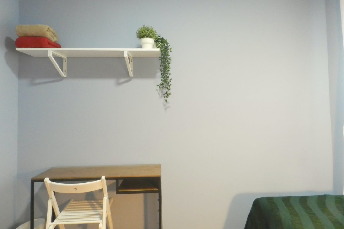  Room D  -  Cozy Townhouse w/ Workspace  - Gallery -  5