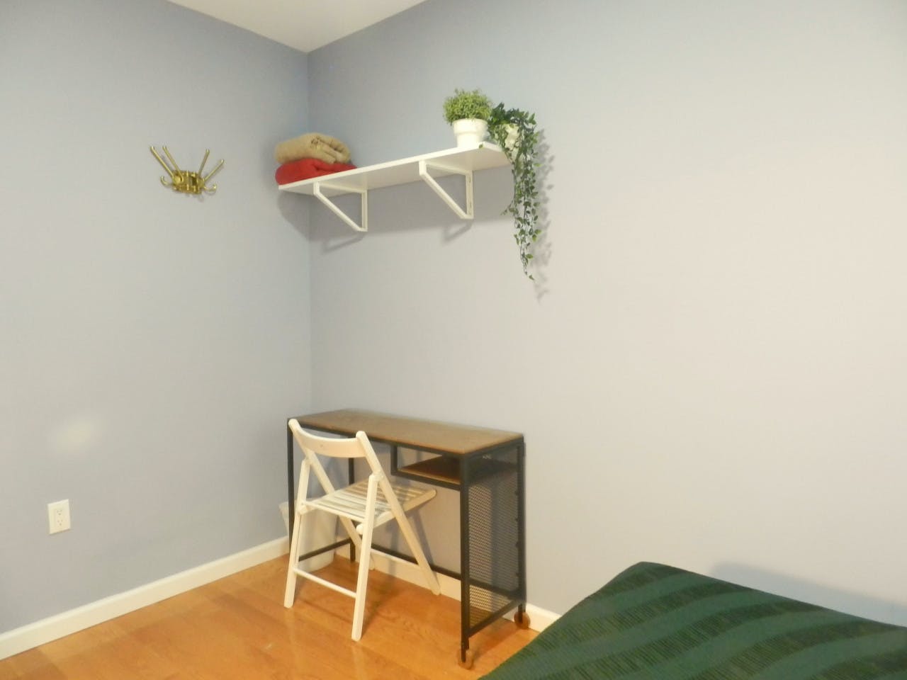  Room D  -  Cozy Townhouse w/ Workspace  - Gallery -  12