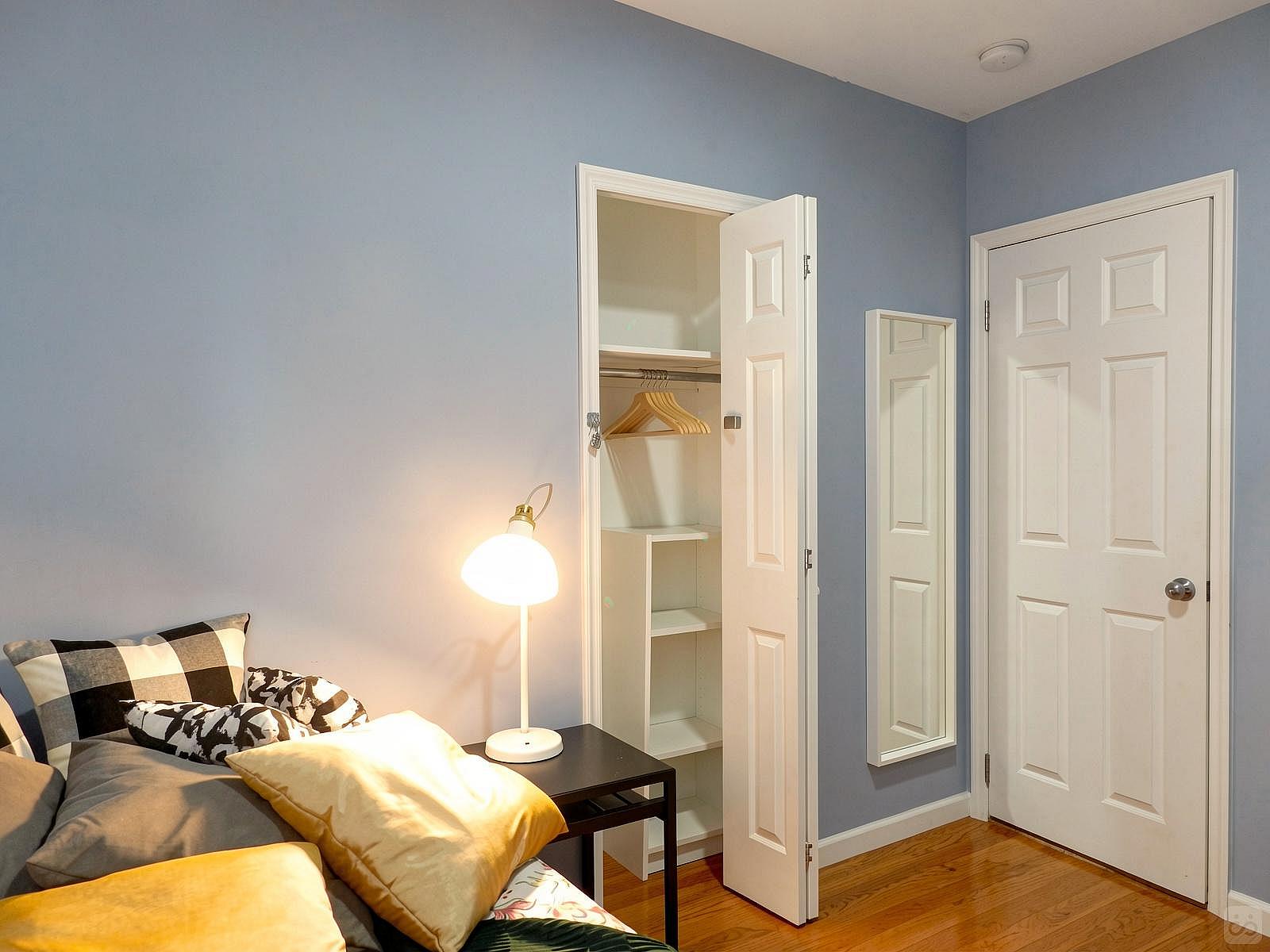  Room D  -  Cozy Townhouse w/ Workspace  - Gallery -  34