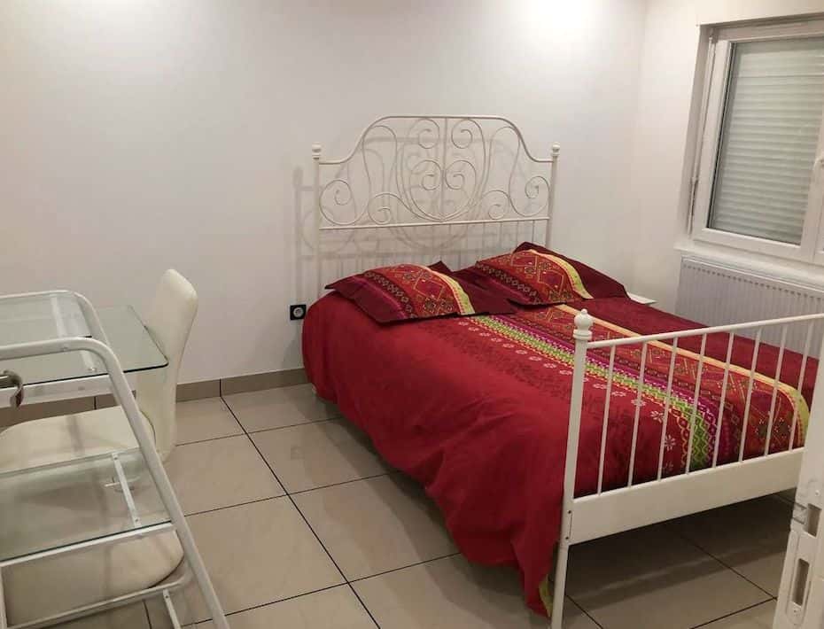 Room In Avenue Viviani, Vénissieux For 102 M² With 5 Bedrooms - 1