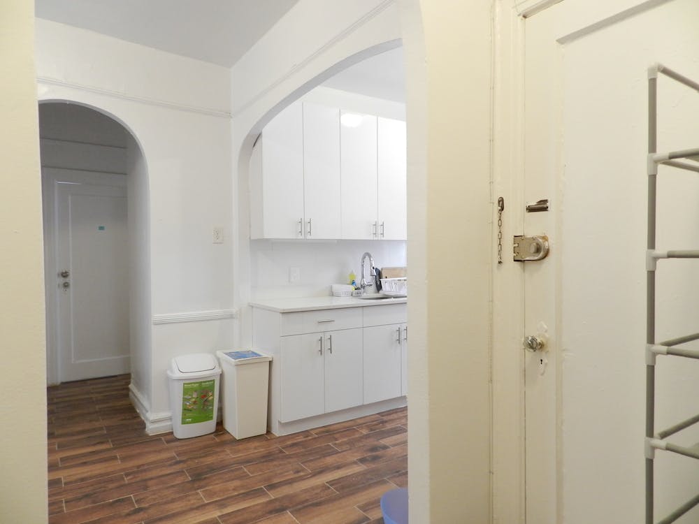 Spacious Townhouse w/ Workspace