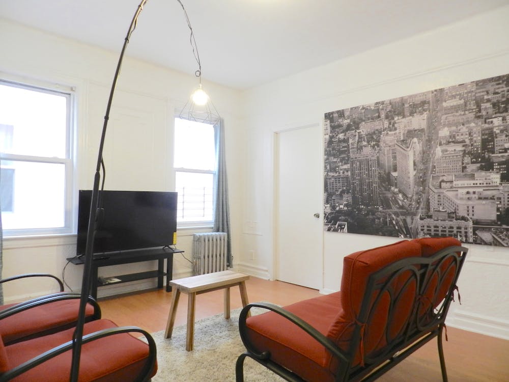 Spacious Townhouse w/ Workspace