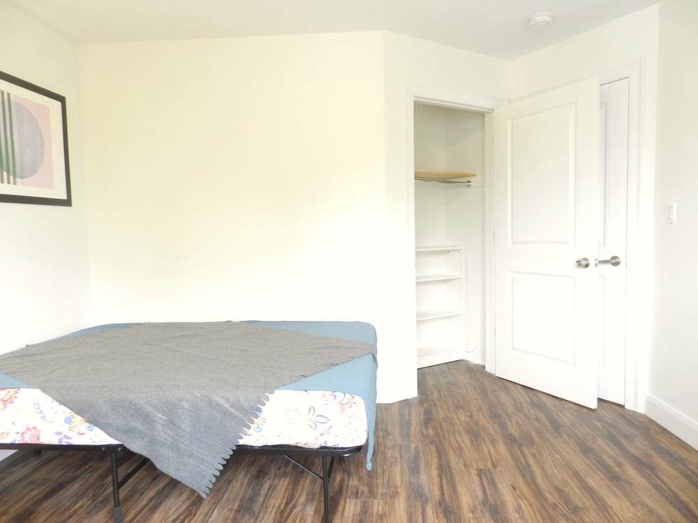  Room B  -  Gorgeous Styled Apt. w/ Workspace  - Gallery -  28