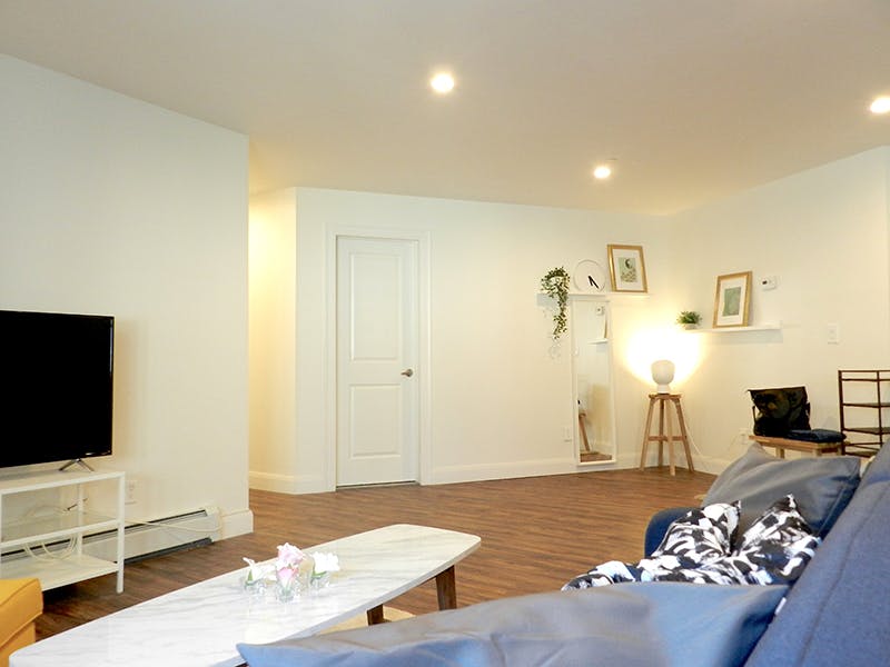 Spacious Classic Apt. w/ Workspace