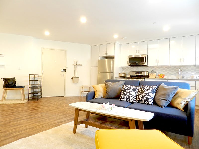 Spacious Classic Apt. w/ Workspace