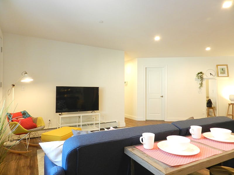 Spacious Classic Apt. w/ Workspace