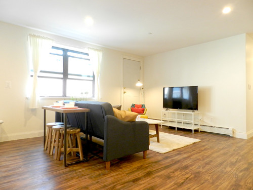 Spacious Classic Apt. w/ Workspace  - Gallery -  3
