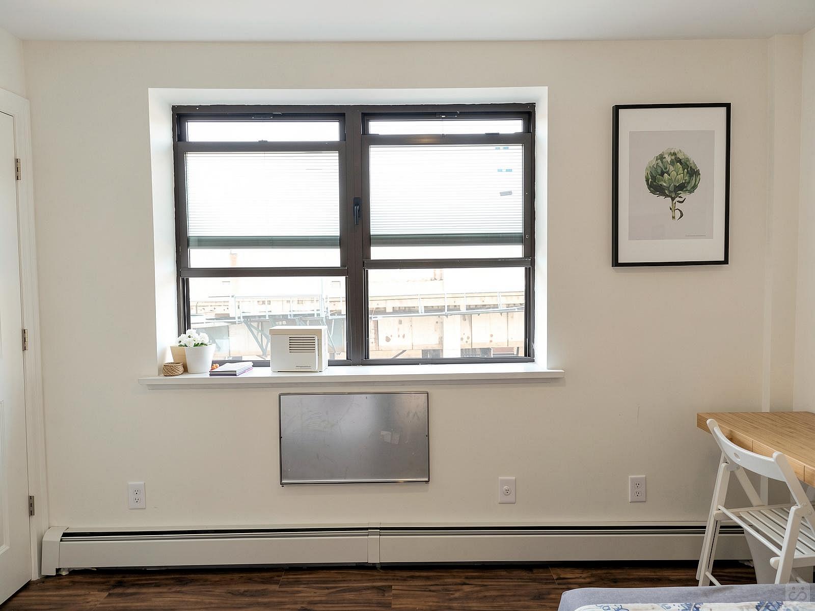  Room C  -  Spacious Classic Apt. w/ Workspace  - Gallery -  82